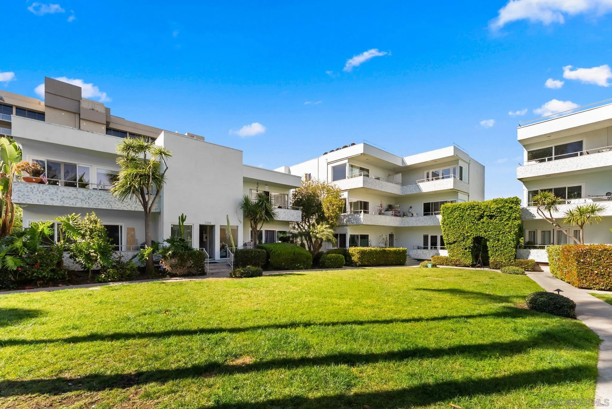 2360 Torrey Pines Road, Unit 28 La Jolla, CA 92037 - Photo 31 of 35 a view of a building with a yard