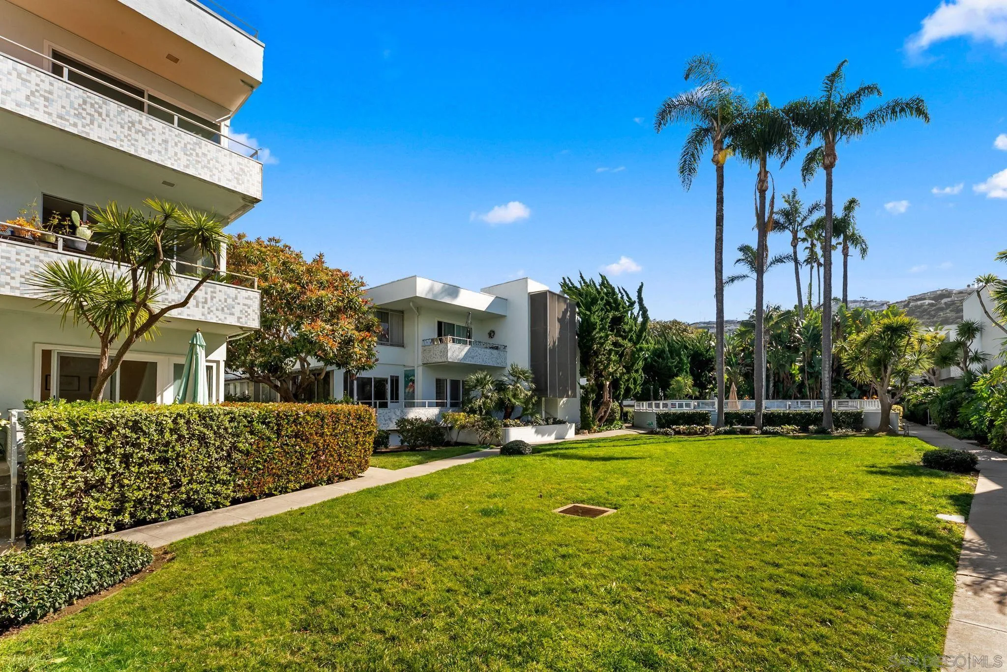 2360 Torrey Pines Road, Unit 28 La Jolla, CA 92037 - Photo 32 of 35 a front view of a house with a yard table and chairs