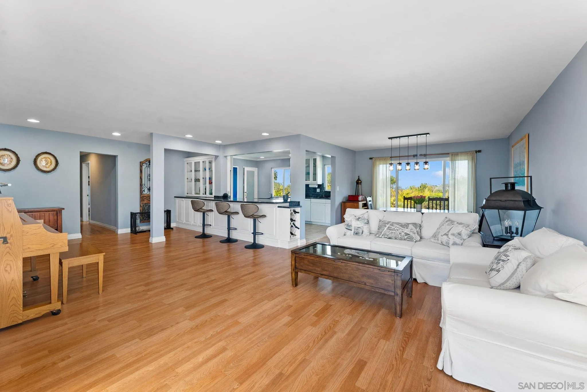 2360 Torrey Pines Road, Unit 28 La Jolla, CA 92037 - Photo 9 of 35 a living room with furniture and a wooden floor