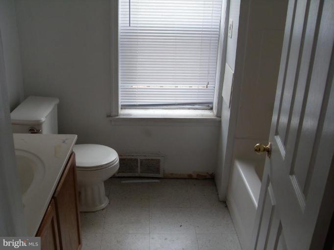 511 Old North Point Road Baltimore, MD 21222 - Photo 5 of 9 Bath #1