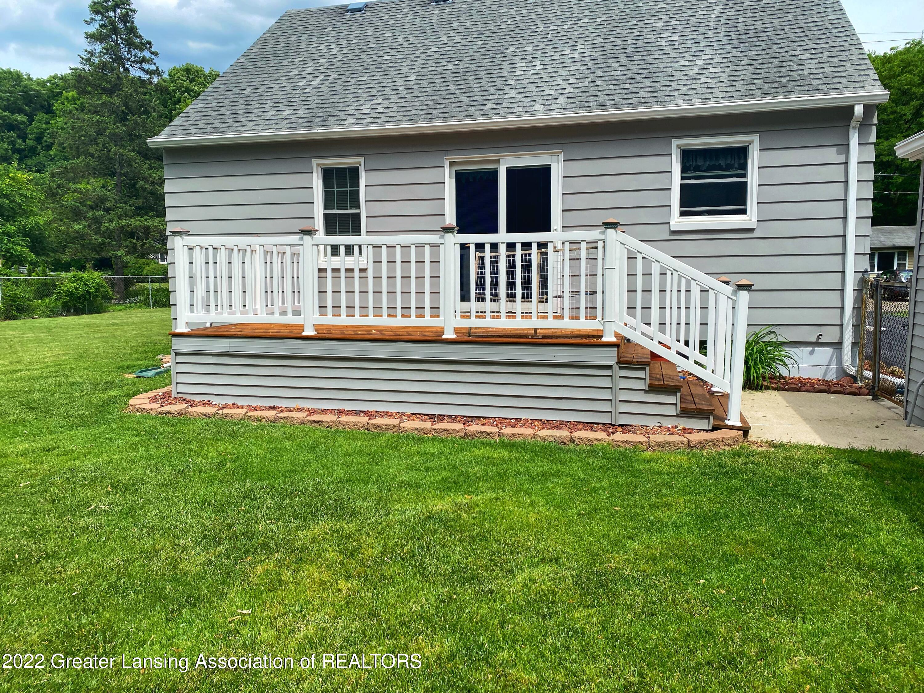 5716 Hilliard Road Lansing, MI 48911 - Photo 28 of 31 Deck 2