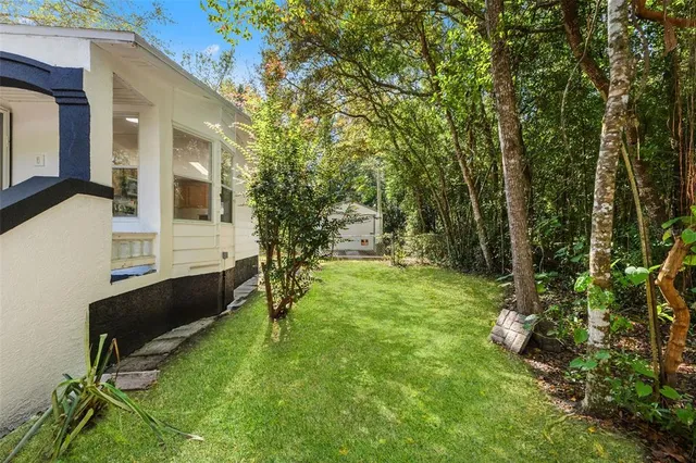 a view of a back yard