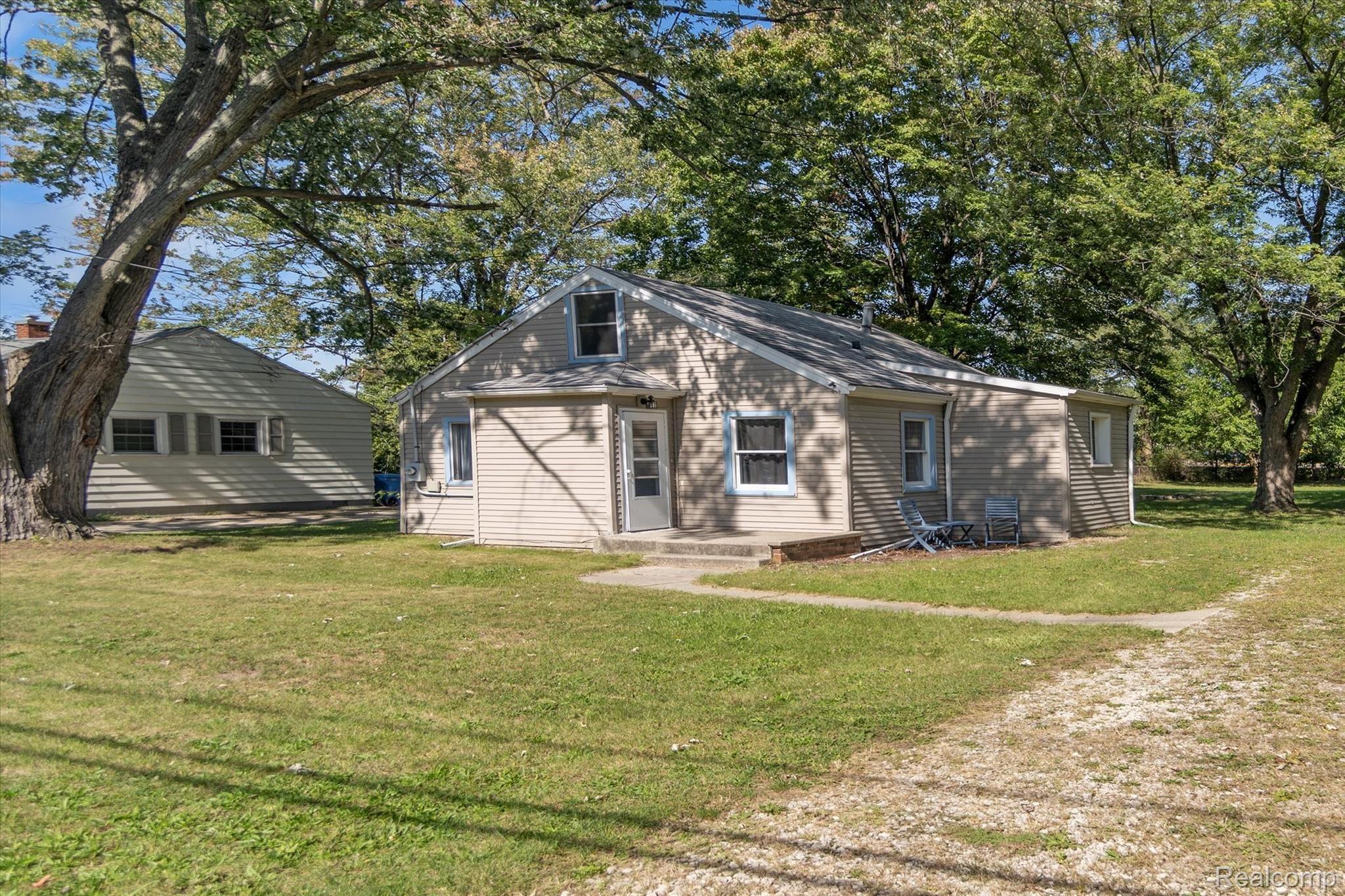 537 Armstrong Road Lansing, MI 48911 - Photo 2 of 27 04-537-Armstrong-Rd-WindowStill-Real-Estate-Photography-2.jpg