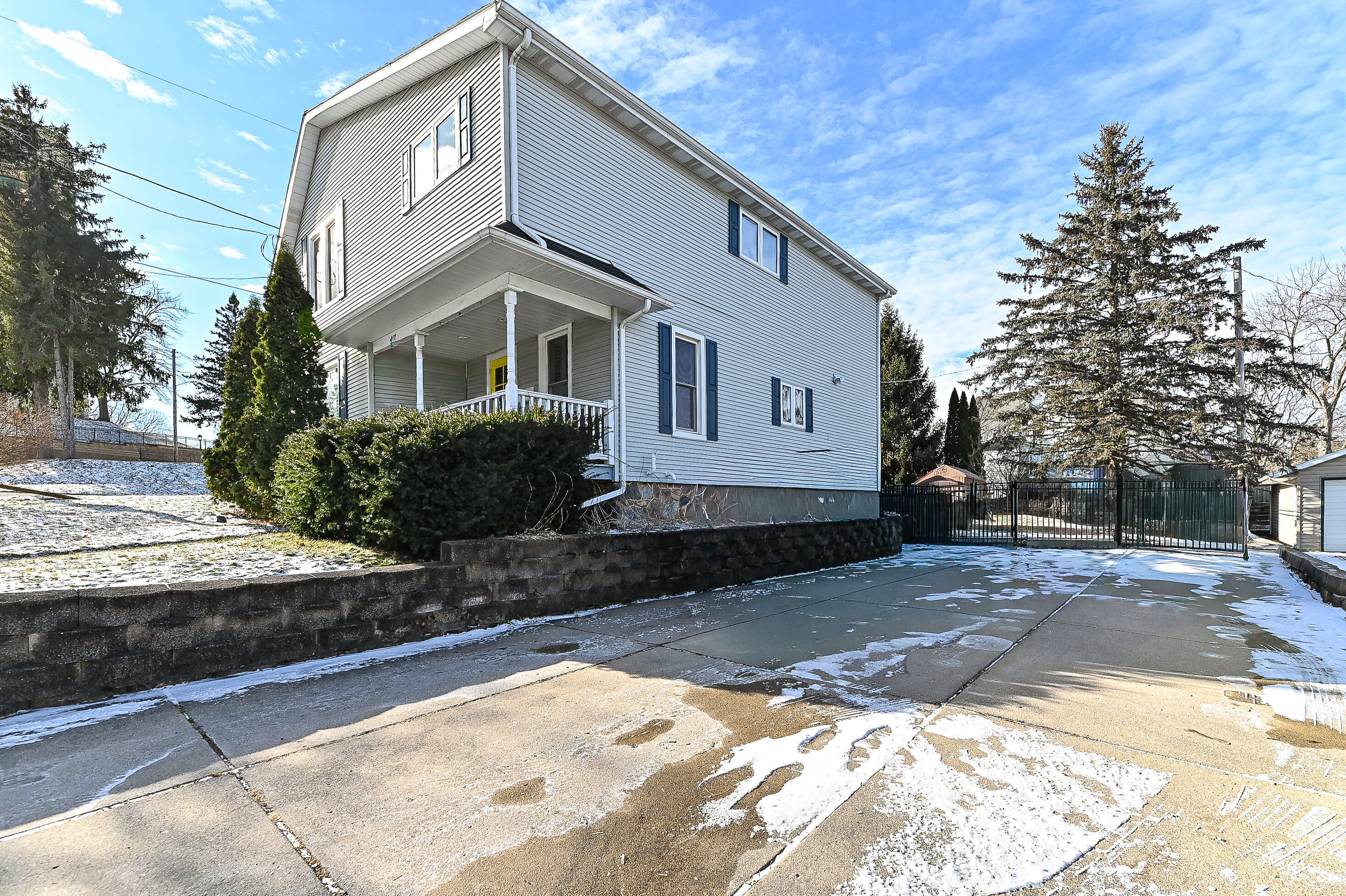 417 James Street Burlington, WI 53105 - Photo 33 of 40 James-4