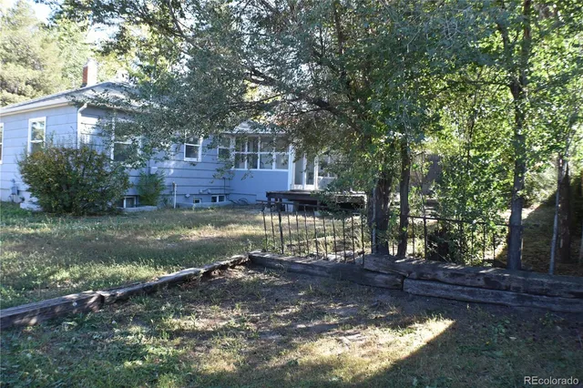 a view of a house with backyard