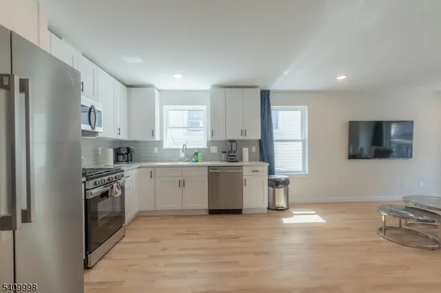 $2,700 | 116 Brookdale Avenue, Unit 1, Newark, NJ 07106