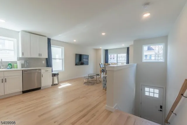 $2,700 | 116 Brookdale Avenue, Unit 1, Newark, NJ 07106