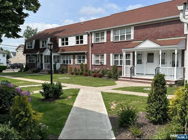 $1,900 | 29 West Passaic Street, Maywood, NJ 07607