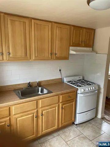 $1,900 | 29 West Passaic Street, Maywood, NJ 07607