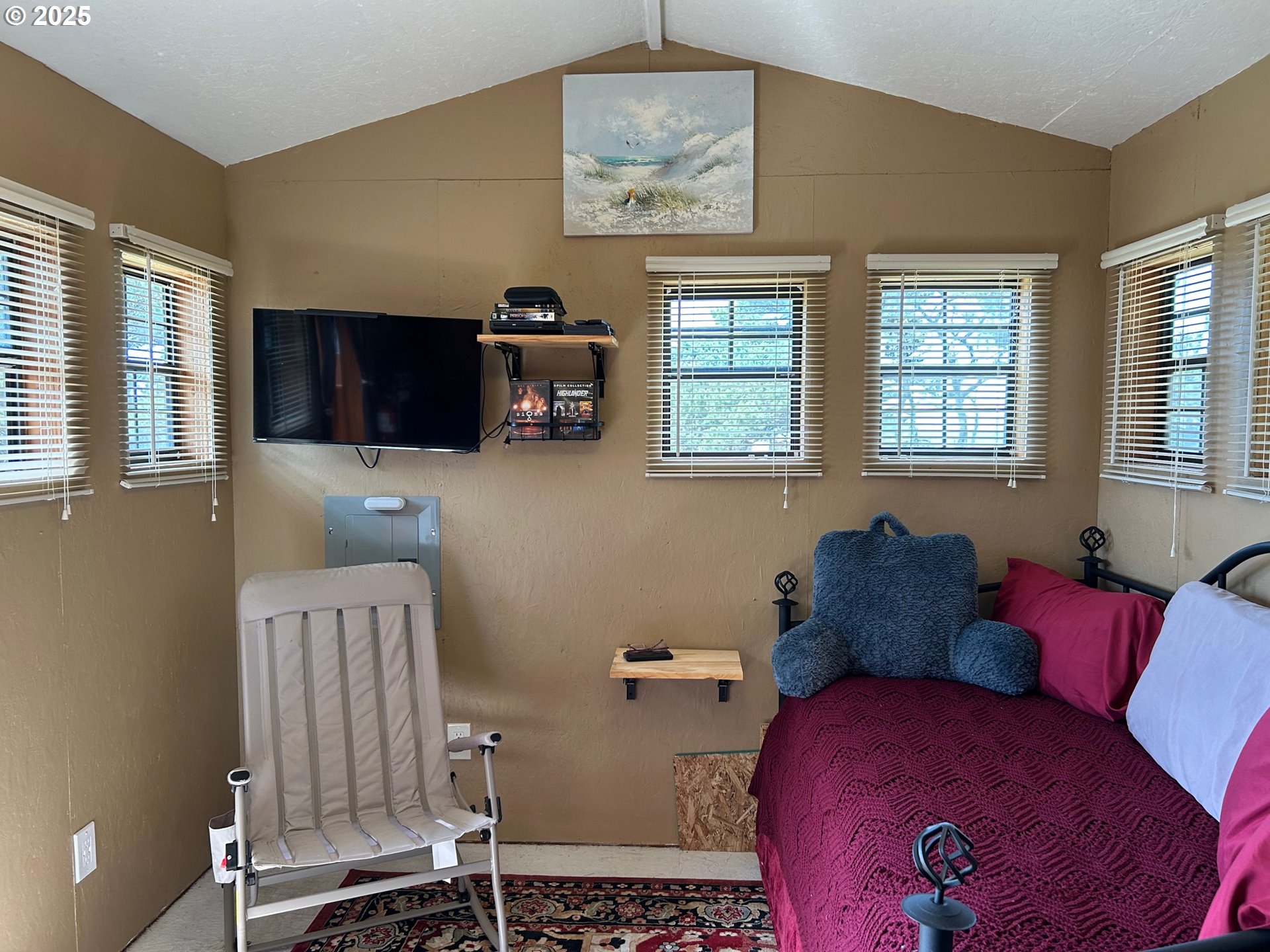 88433 2nd Avenue Florence, OR 97439 - Photo 13 of 25 a living room with furniture and a flat screen tv