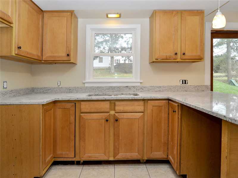 290 Middle Road Portsmouth, RI 02871 - Photo 3 of 25 Kitchen.