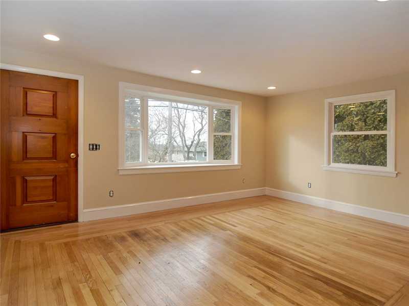290 Middle Road Portsmouth, RI 02871 - Photo 7 of 25 Living Room.