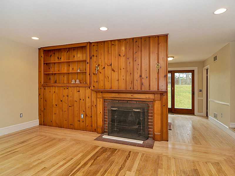 290 Middle Road Portsmouth, RI 02871 - Photo 8 of 25 Living Room.