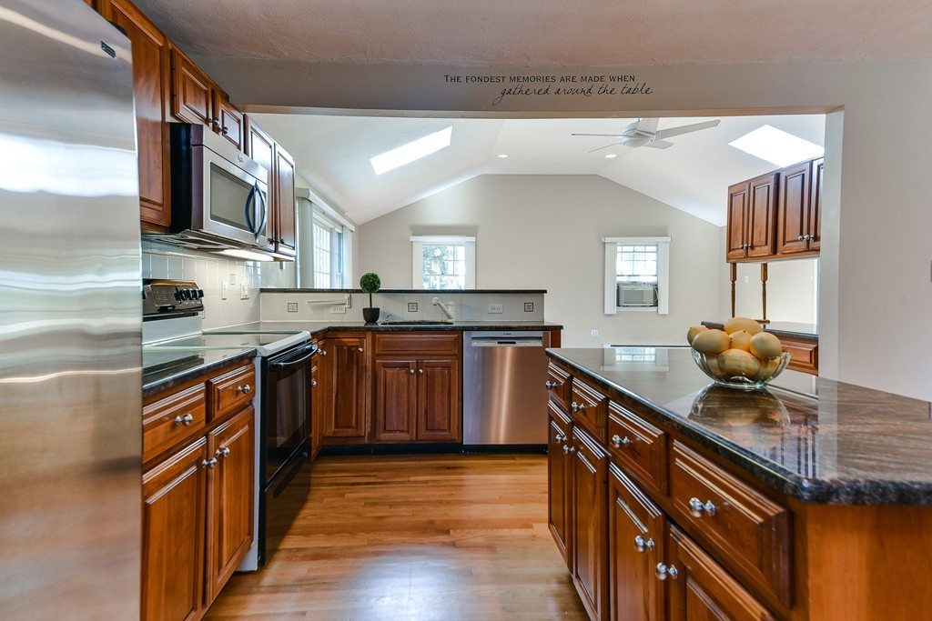 31 Stewart Road Needham, MA 02492 - Photo 4 of 22