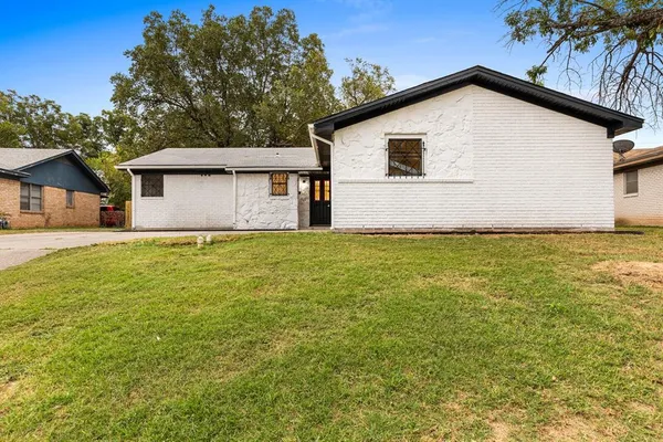 a view of a house with a yard