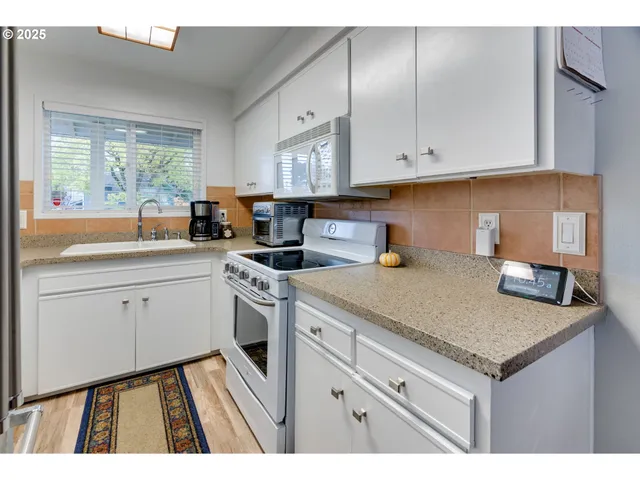$250,000 | 553 North Hayden Bay Drive, Unit 25, Portland, OR 97217