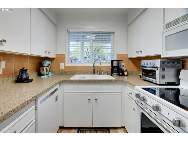 $250,000 | 553 North Hayden Bay Drive, Unit 25, Portland, OR 97217