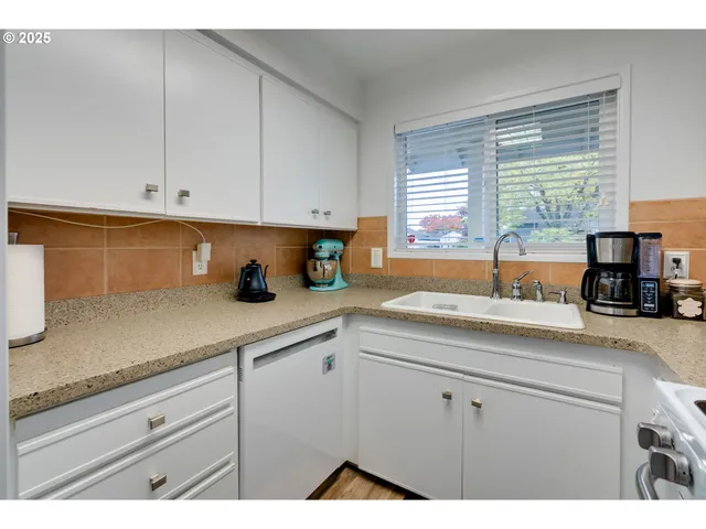$250,000 | 553 North Hayden Bay Drive, Unit 25, Portland, OR 97217