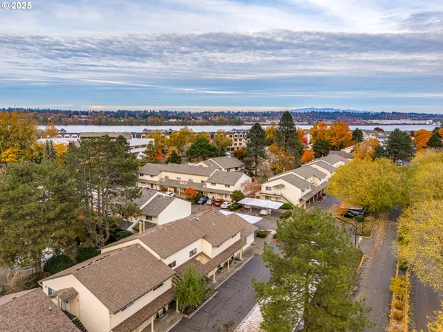 $250,000 | 553 North Hayden Bay Drive, Unit 25, Portland, OR 97217
