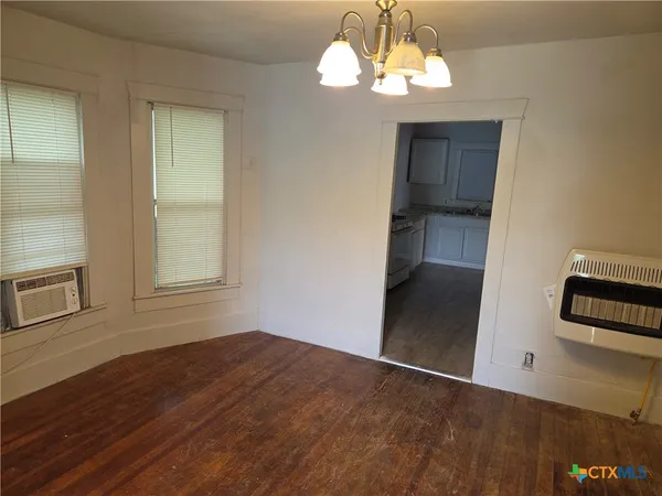 a view of a livingroom with a ceiling fan