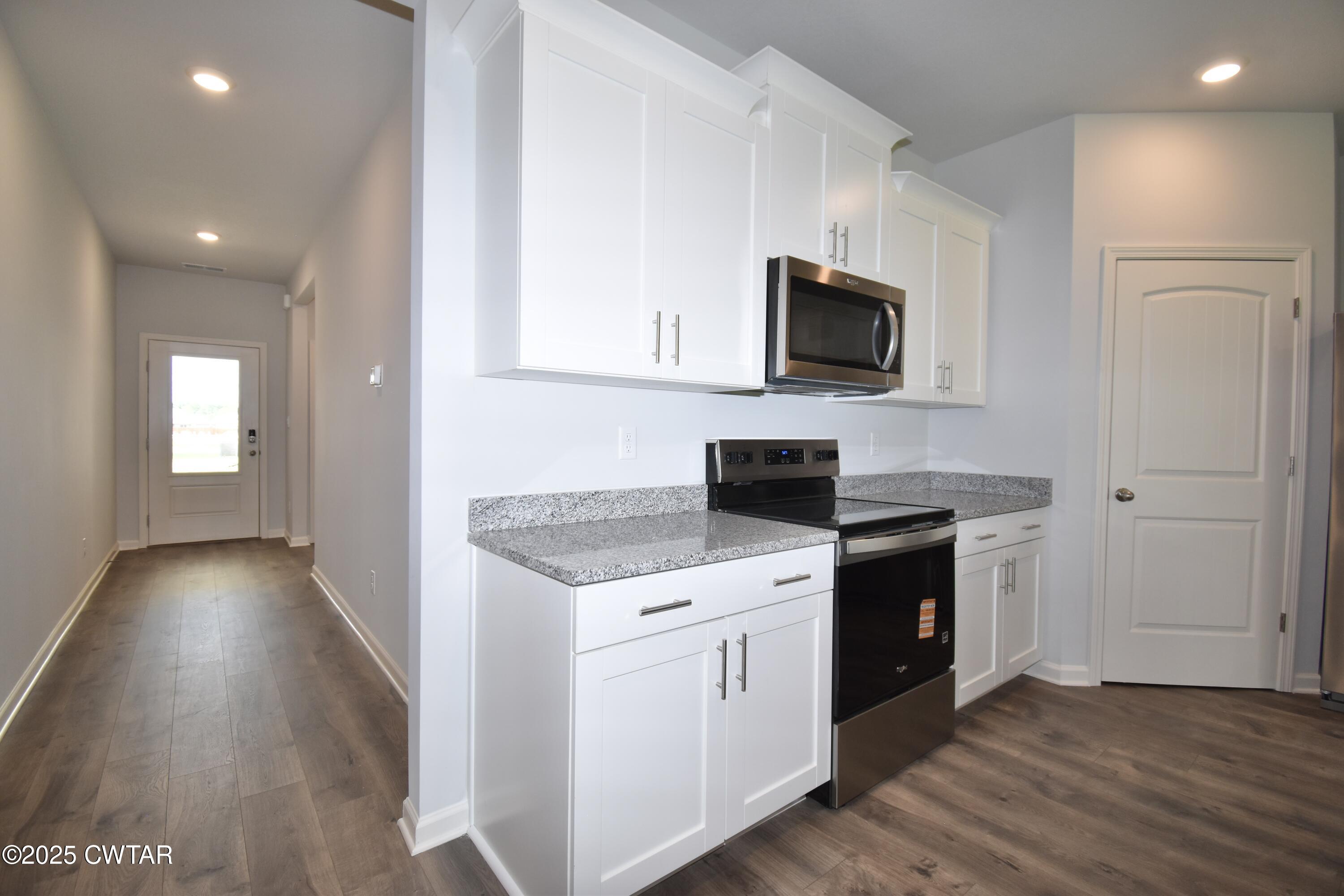 75 Clarendon Cove Jackson, TN 38305 - Photo 11 of 21 a kitchen with a stove and a microwave