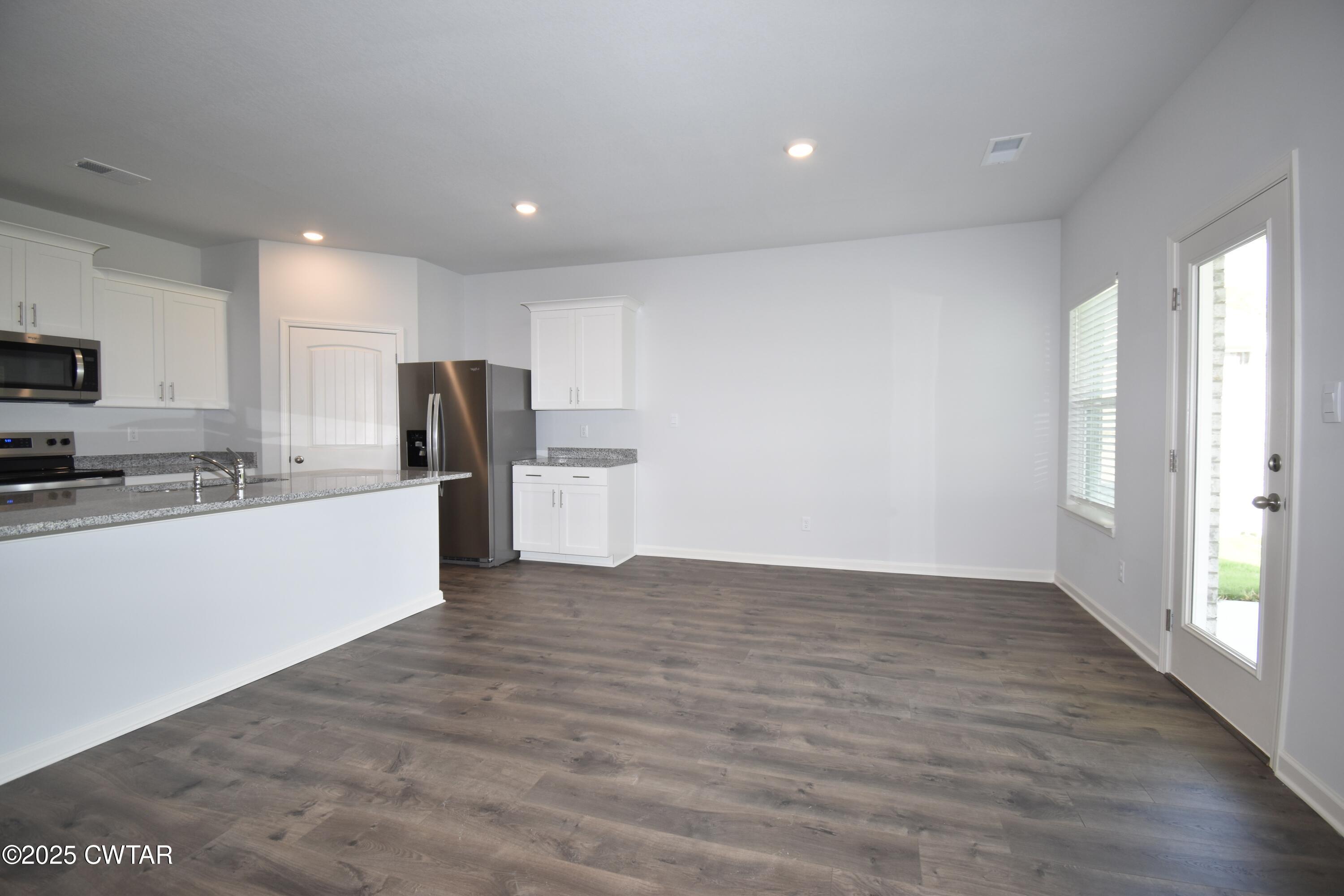 75 Clarendon Cove Jackson, TN 38305 - Photo 4 of 21 a view of kitchen with microwave and refrigerator