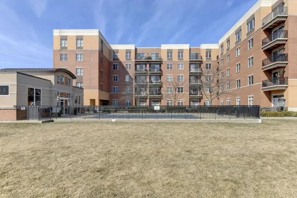 $370,000 | 300 Village Circle, Unit 503, Willow Springs, IL 60480