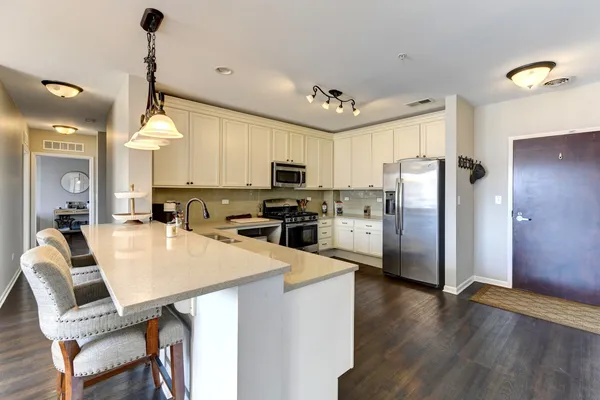 $370,000 | 300 Village Circle, Unit 503, Willow Springs, IL 60480