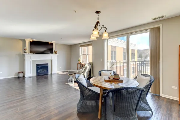 $370,000 | 300 Village Circle, Unit 503, Willow Springs, IL 60480
