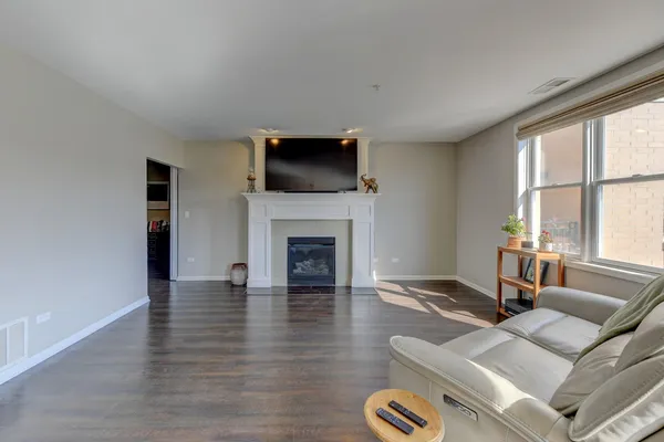$370,000 | 300 Village Circle, Unit 503, Willow Springs, IL 60480