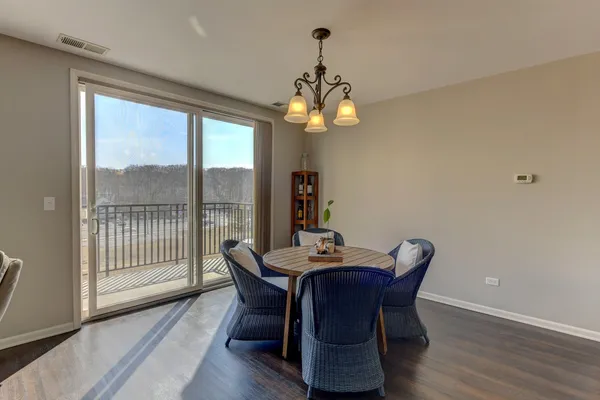 $370,000 | 300 Village Circle, Unit 503, Willow Springs, IL 60480