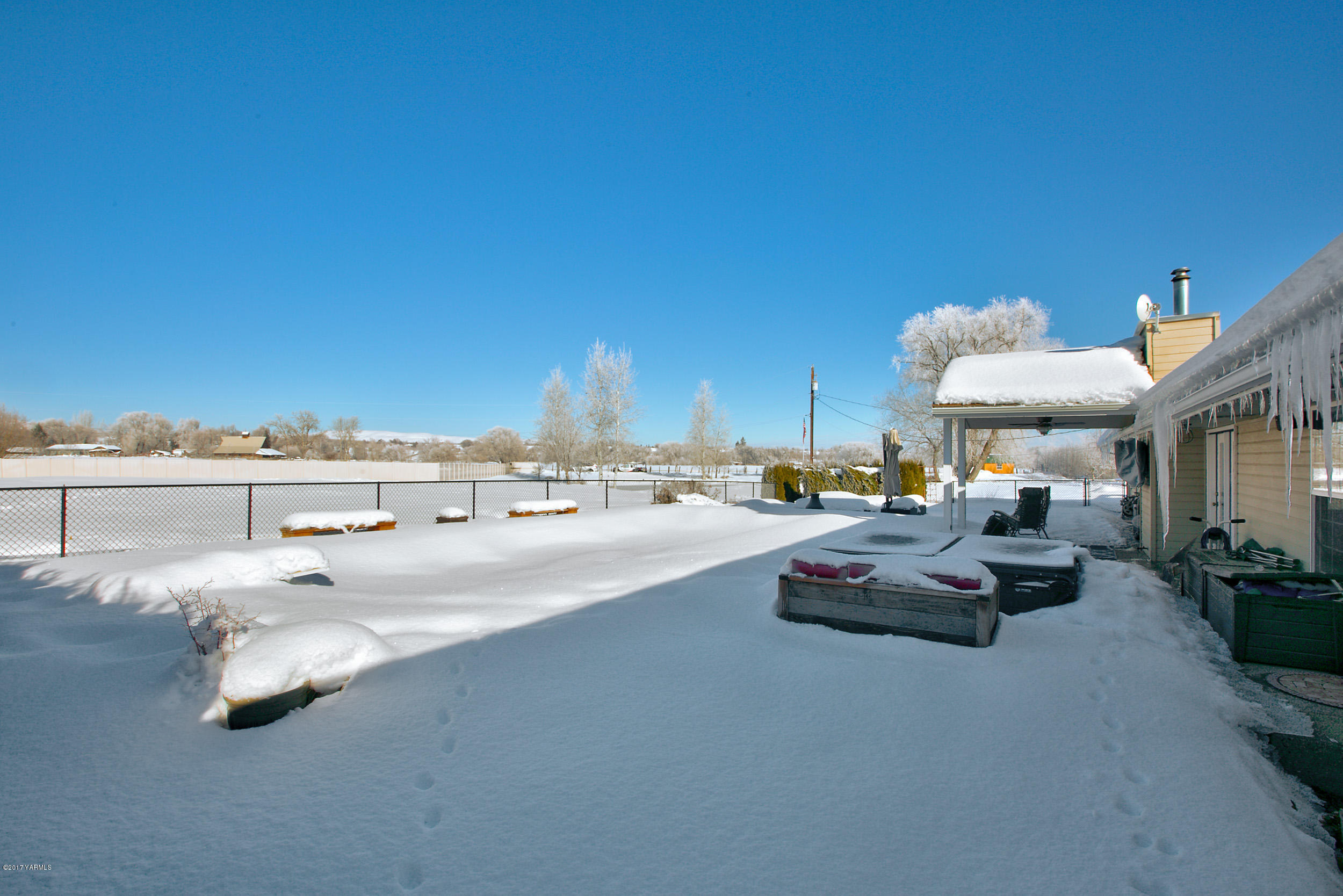 3603 Marks Road Yakima, WA 98903 - Photo 23 of 31 a roof deck with table and chairs