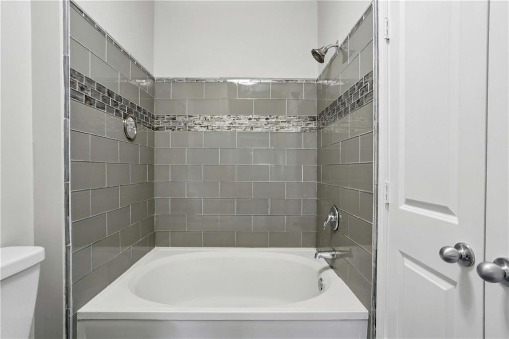 821 Ralph McGill Boulevard Northeast, Unit 2113 Atlanta, GA 30306 - Photo 7 of 29 a bathroom with a bathtub