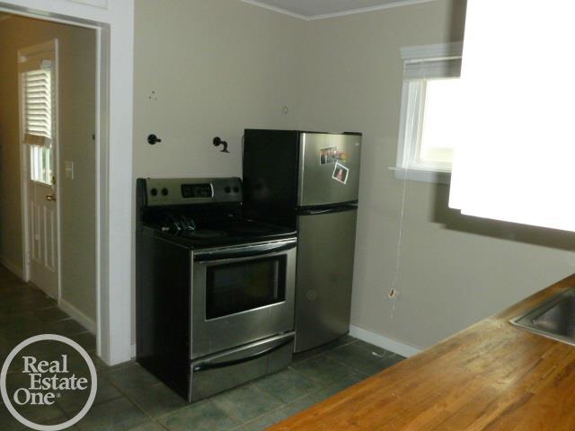 2169 Ridgemont Road Grosse Pointe, MI 48236 - Photo 5 of 11 31348780-4.JPG