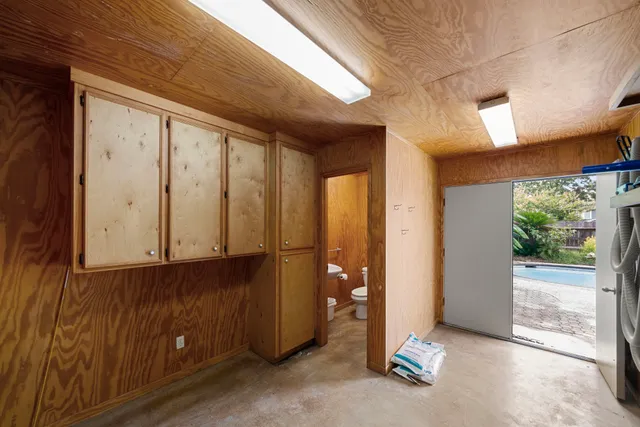 a view of a backyard