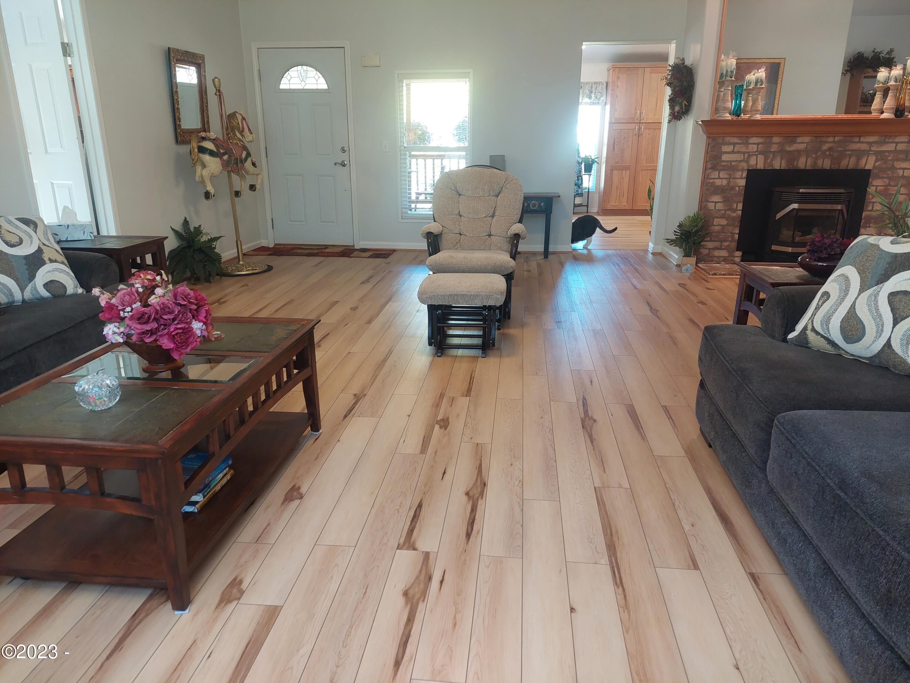 655 Northeast Burnett Road McMinnville, OR 97128 - Photo 4 of 44 Living Room Facing Front Entry