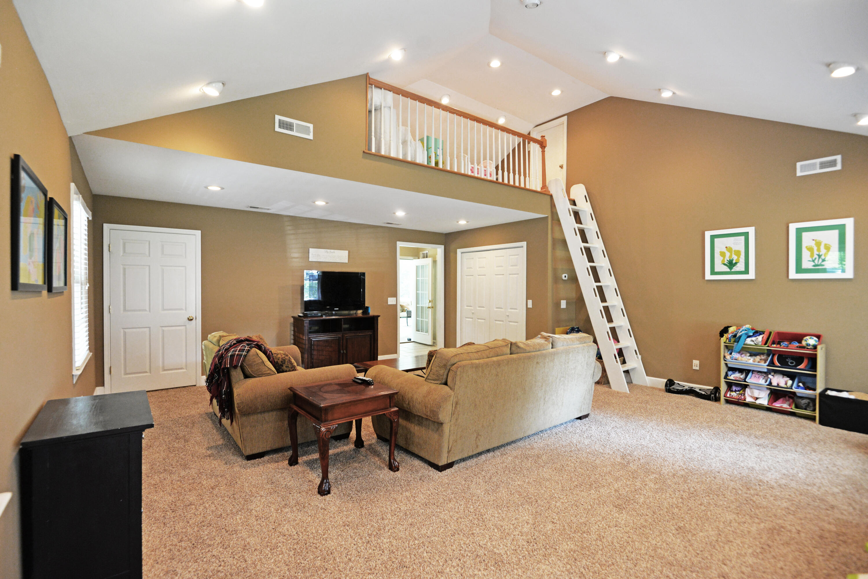 509 Barrington Road Signal Mountain, TN 37377 - Photo 20 of 41 Family room view 2
