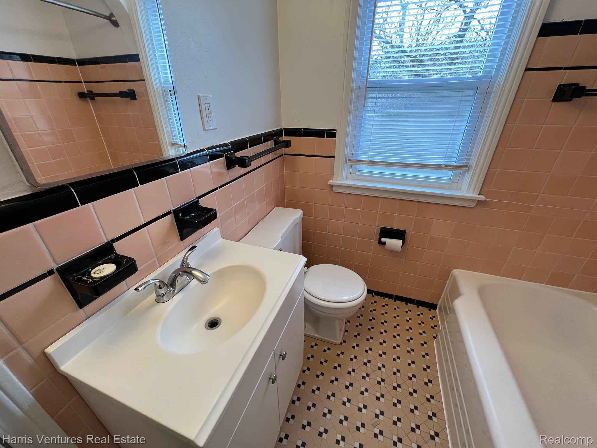 21730-34 Moross Road Grosse Pointe, MI 48236 - Photo 11 of 15 Full Bath (2nd floor)