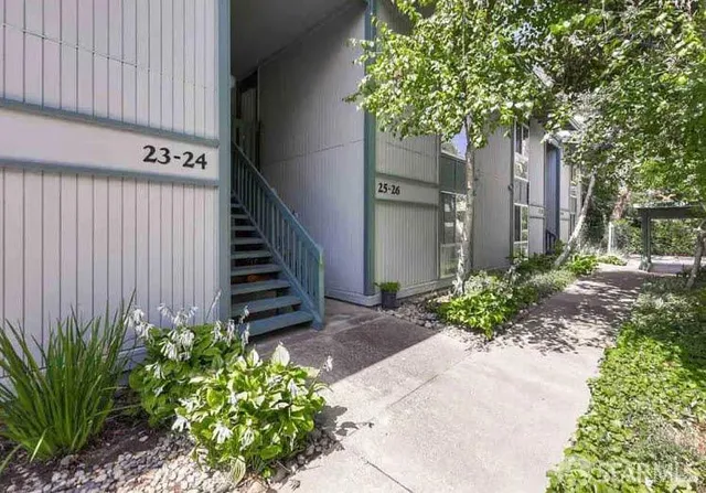 a sign that is sitting in front of a building