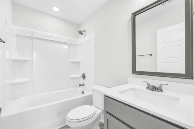 a view of front of a house with a yard