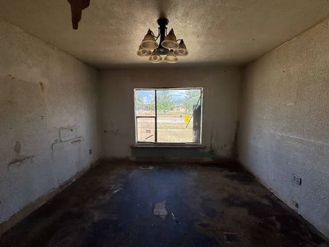 a view of empty room with window
