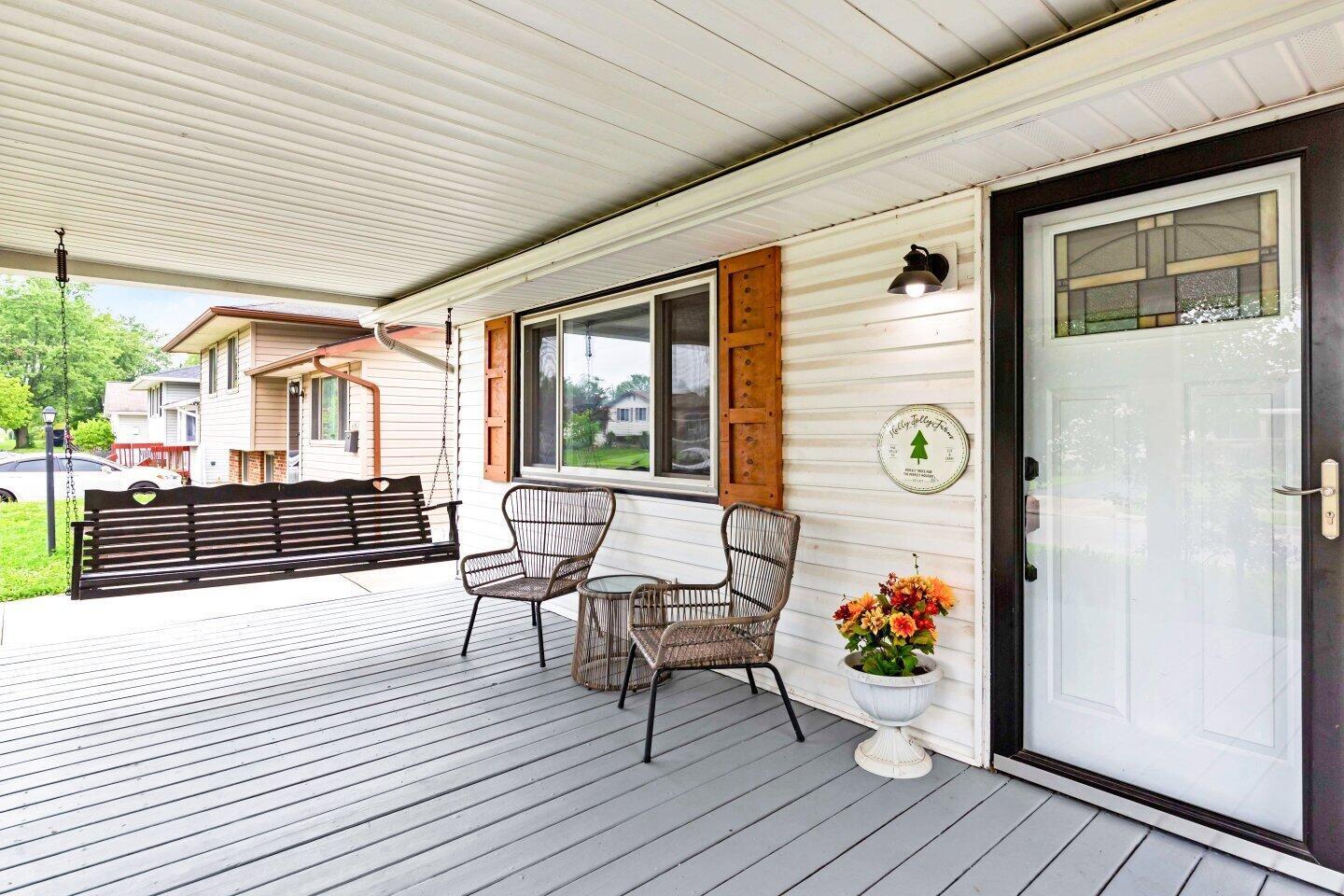 1868 Brookfield Road Columbus, OH 43229 - Photo 4 of 34 Inviting front porch