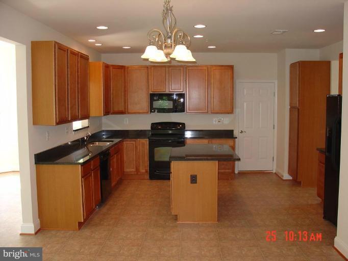 3512 Oaklawn Road Fort Washington, MD 20744 - Photo 2 of 16 Kitchen with Breakfast Area