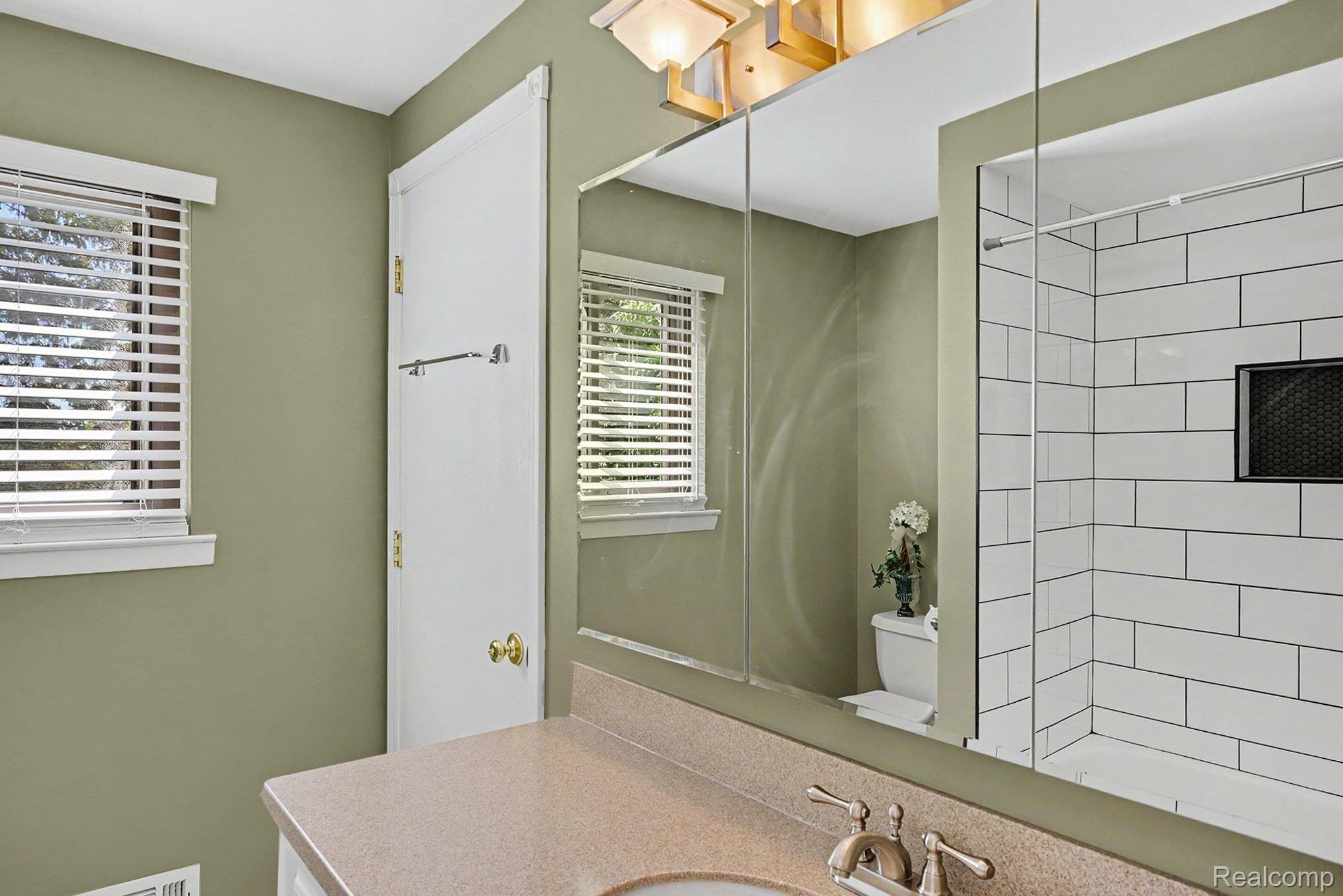 1683 Dancer Drive Rochester, MI 48307 - Photo 19 of 38 Dual entry full bathroom