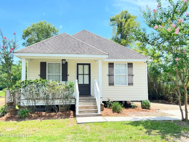 $2,200 | 205 Jeff Davis Avenue, Waveland, MS 39576