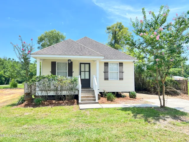 $2,200 | 205 Jeff Davis Avenue, Waveland, MS 39576
