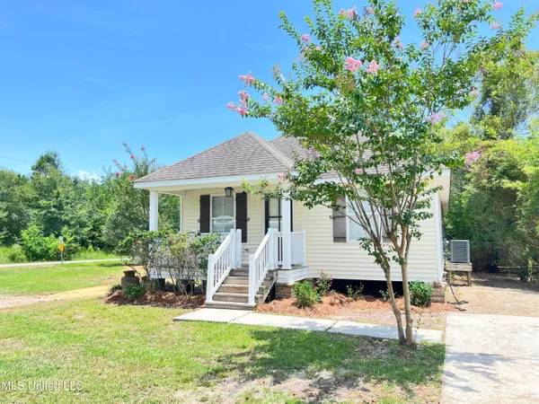 $2,100 | 205 Jeff Davis Avenue, Waveland, MS 39576