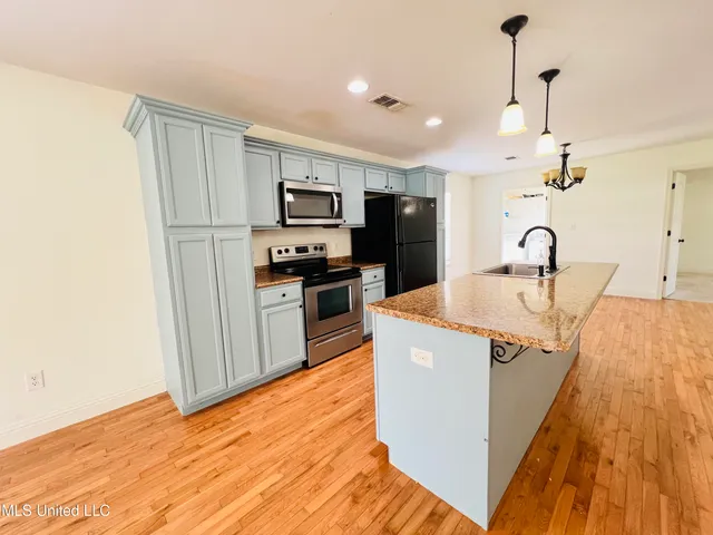 $2,200 | 205 Jeff Davis Avenue, Waveland, MS 39576