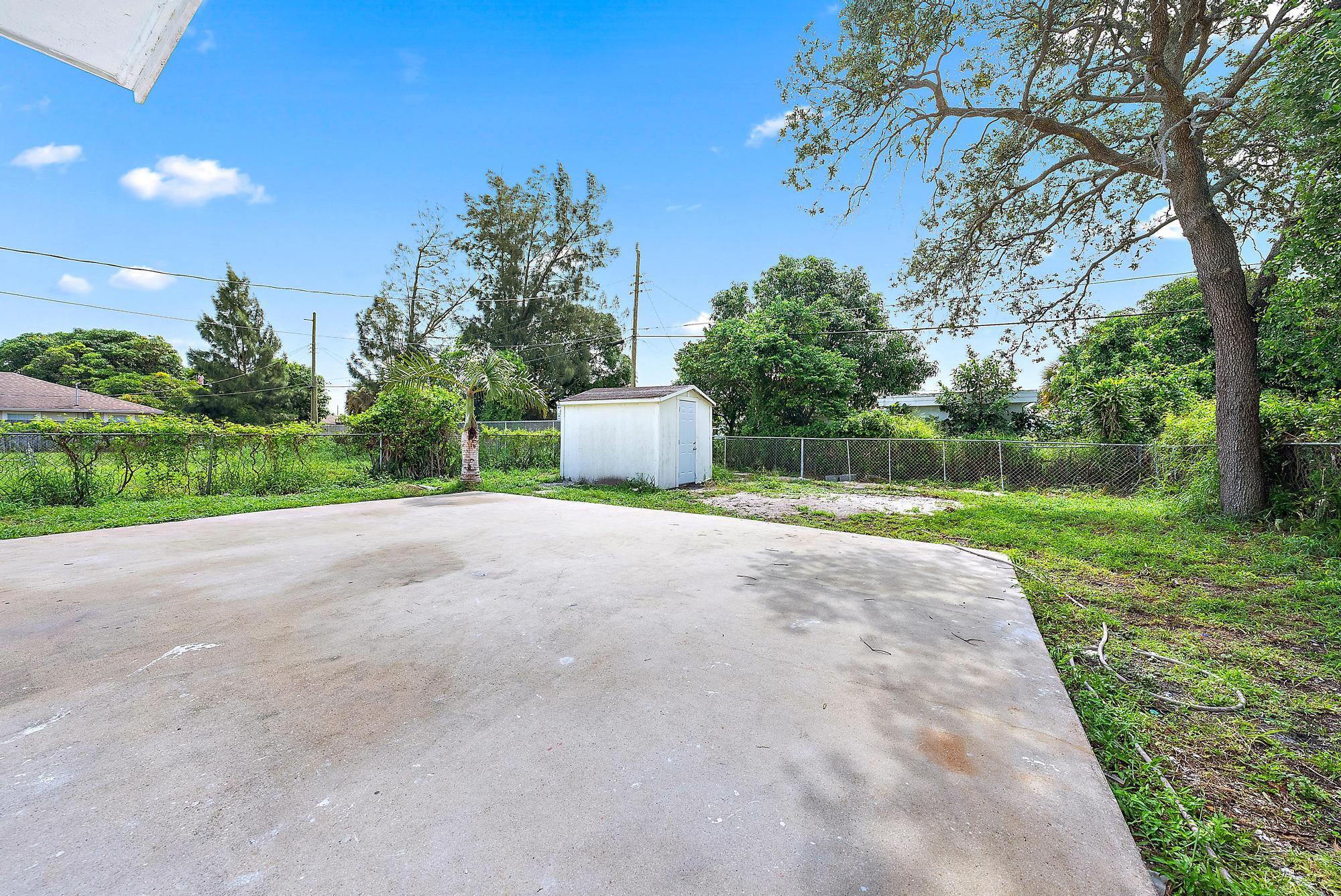 579 West 4th Street Riviera Beach, FL 33404 - Photo 11 of 13 579 W 4th Street-10