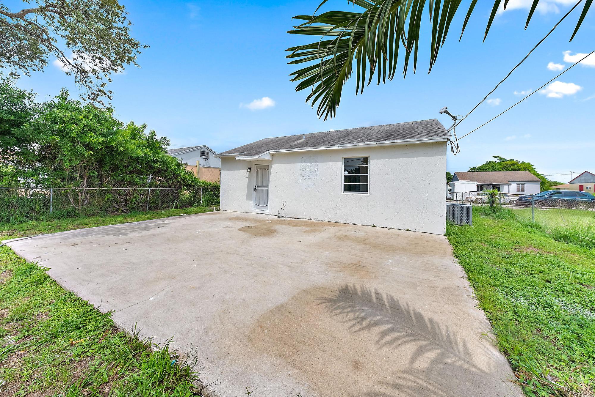 579 West 4th Street Riviera Beach, FL 33404 - Photo 12 of 13 579 W 4th Street-11
